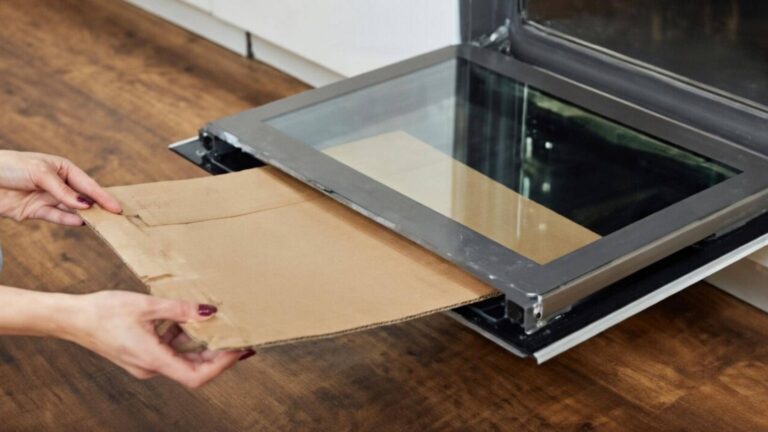 Een eenvoudige truc om je oven blinkend schoon te krijgen zonder hem uit elkaar te halen…