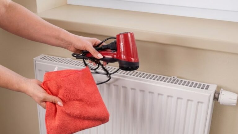 Leg een vochtige doek op de radiator & gebruik de föhn! Dit moet je zien