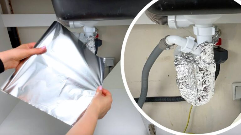 Wikkel de buizen onder de gootsteen in aluminiumfolie